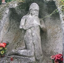 Св. Онуфрій на колінах.