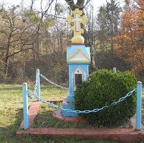 Хрест. Постамент у вигляді каплички.